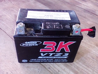 3K、バイクのバッテリー、12V、容量非公称ですが5Ahとか6Ahぐらい?。450バーツぐらい。