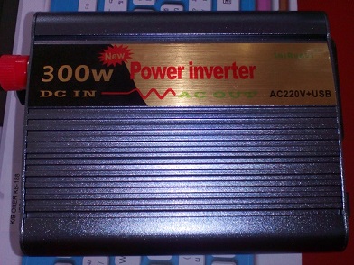 インバーター DC12VからAC220Vに変換。300W。真上から。