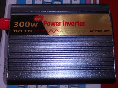 インバーター DC12VからAC220Vに変換。300W。真上から。